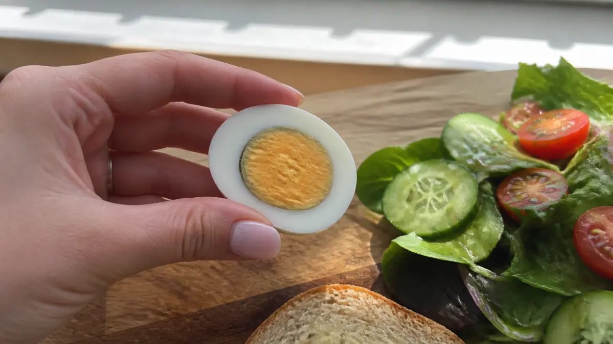 Pourquoi l'anneau vert autour du jaune d'œuf apparaît : comment l'éviter