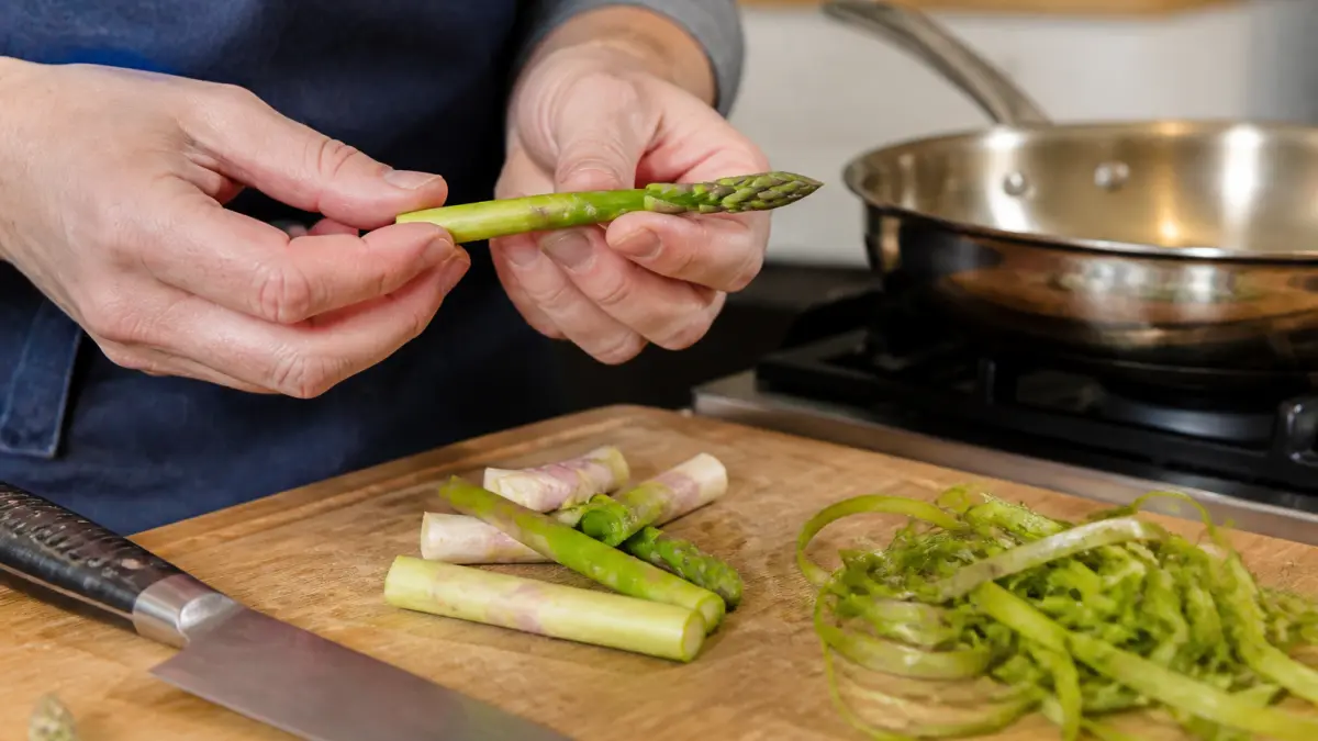 Asperges à la poêle : le geste qui change tout