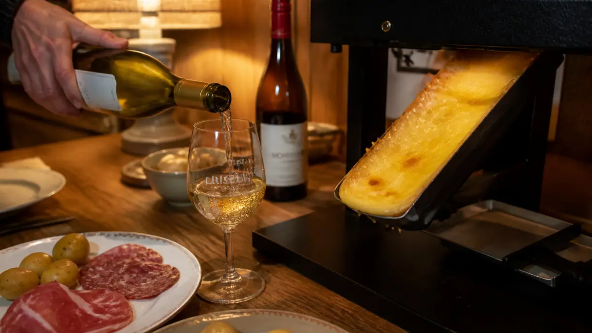 Quel vin avec une raclette : blancs, rouges légers et accords à éviter