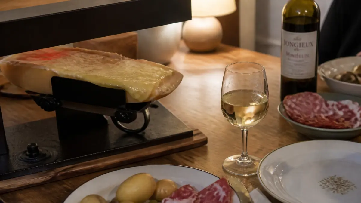 Quel vin avec une raclette : blancs, rouges légers et accords à éviter