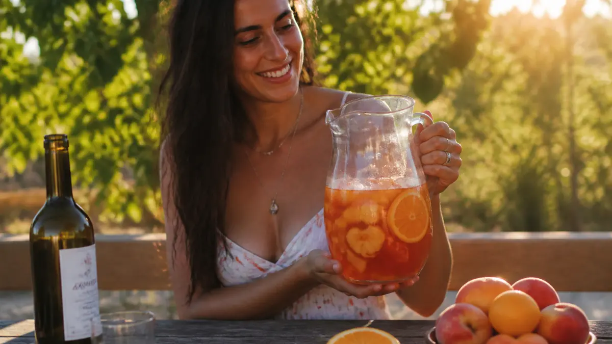 Sangria d'été aux pêches et à l'orange : la recette rafraîchissante