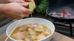 Brochettes de poulet au barbecue : le citron vert pour les garder juteuses