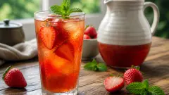 Thé glacé maison à la fraise : la recette qui fait oublier les bouteilles