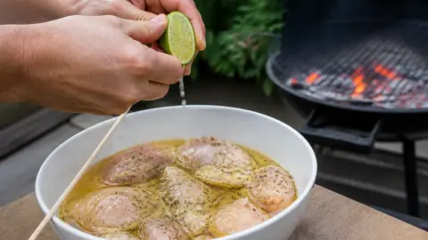 Brochettes de poulet au barbecue : le citron vert pour les garder juteuses