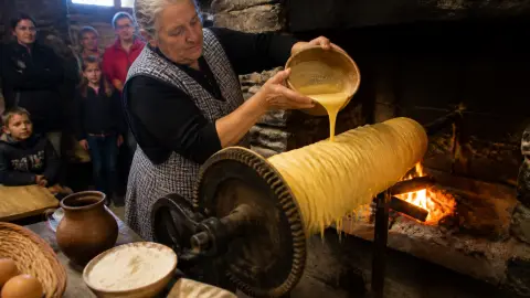 Comment le gâteau à la broche est-il préparé dans les Pyrénées ?